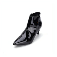 Flat boots